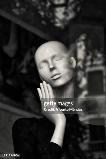 mannequin in shop window - mannequin stockfoto's en -beelden