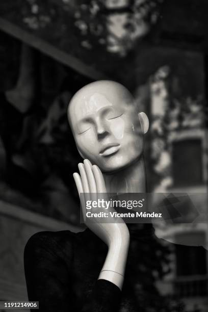 mannequin in shop window - mannequin stock pictures, royalty-free photos & images