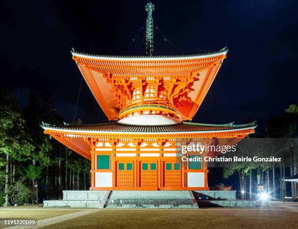 konpon daito pagoda - koyasan - konpon daito stock pictures, royalty-free photos & images