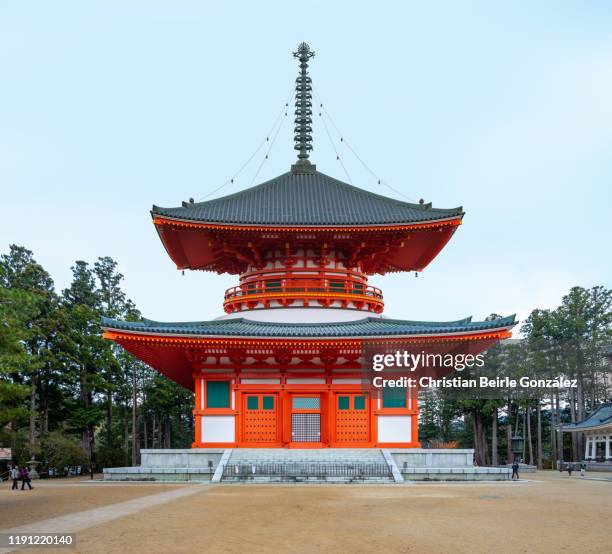 konpon daito pagoda - koyasan - konpon daito stock pictures, royalty-free photos & images