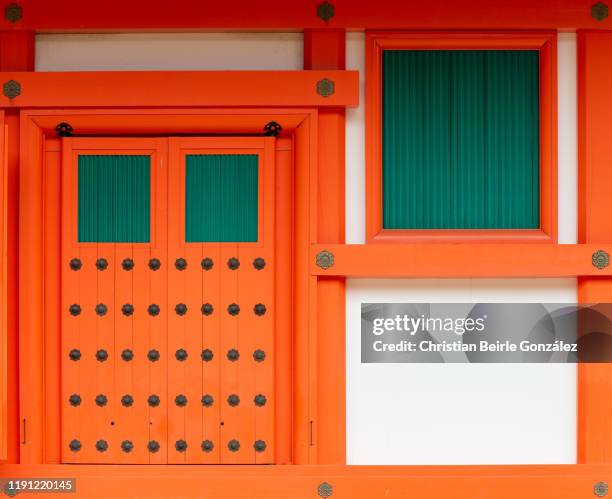 konpon daito pagoda - koyasan - konpon daito stock pictures, royalty-free photos & images