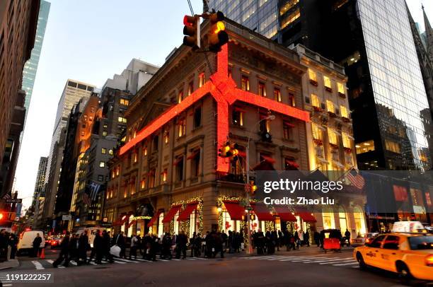 the window displays of the fifth avenue - fifth avenue stock pictures, royalty-free photos & images