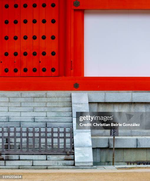 konpon daito pagoda - koyasan - konpon daito stock pictures, royalty-free photos & images