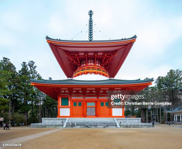 konpon daito pagoda - koyasan - konpon daito stock pictures, royalty-free photos & images