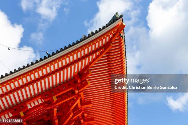 konpon daito pagoda - koyasan - konpon daito stock pictures, royalty-free photos & images