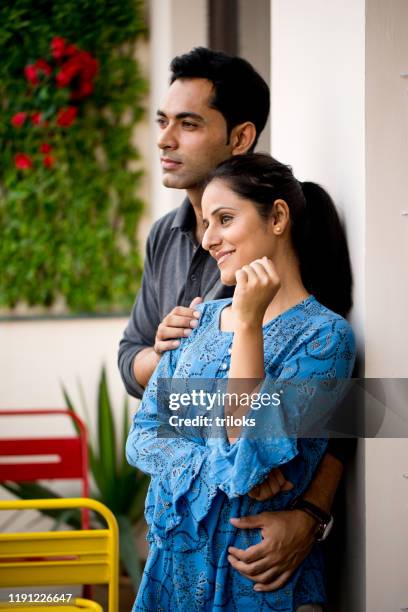 coppia ammirando la vista dal balcone - indian couple foto e immagini stock