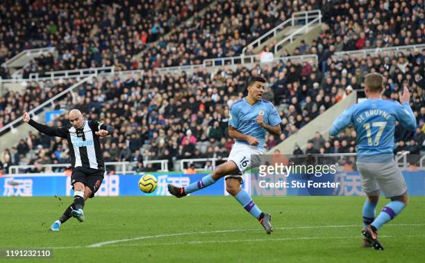 Newcastle player Jonjo Shelvey shoots to score the 2nd Newcastle goal despite the attentions of city players Rodri and Kevin De Bruyne during the...