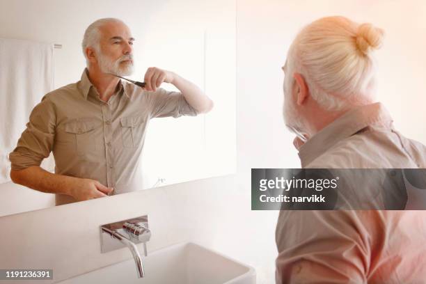 homem considerável adulto no banheiro - coque masculino - fotografias e filmes do acervo