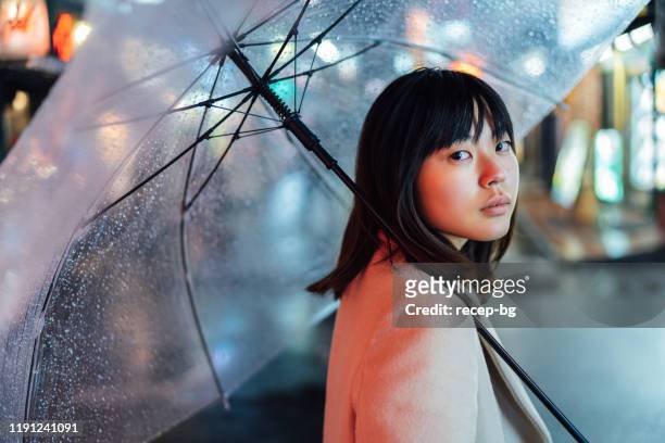 porträt der jungen frau am regnerischen tag in der nacht - rain model stock-fotos und bilder