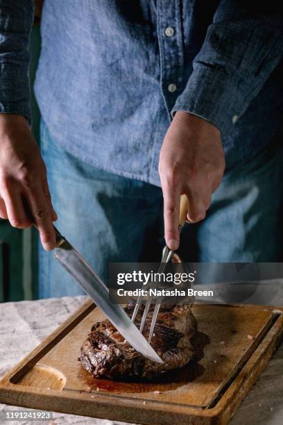 grilled tomahawk steak - ganado salvaje fotografías e imágenes de stock