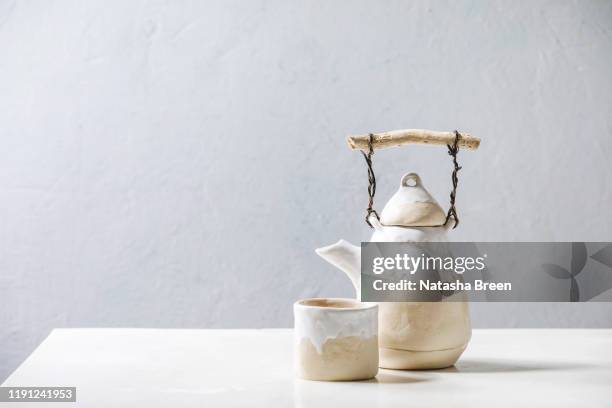 ceramic teapot and cup - theepot stockfoto's en -beelden