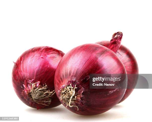 close-up of red onion isolated on white background - spanish onion 個照片及圖片檔