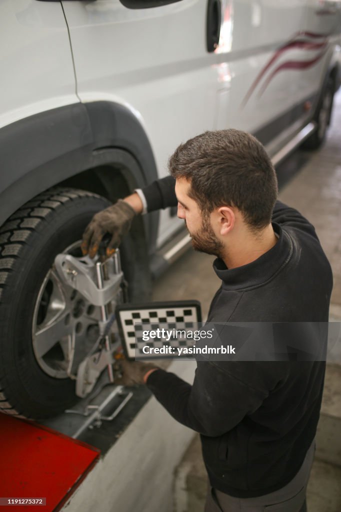 Mechanic Alignment Auto Mechanic Sets The Car For Diagnostics And Configuration Wheel ...