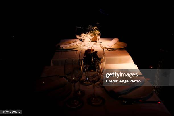 table service ready for dinner - servizio fotografico fotografías e imágenes de stock