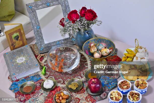 haft-sin iranian new year nowruz tablespread - nowruz fotografías e imágenes de stock