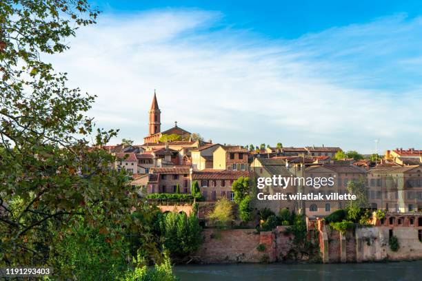 view at cathedral of saint cecilia of albi, france. early in the day and evening - casa azzurri on tour toulouse foto e immagini stock