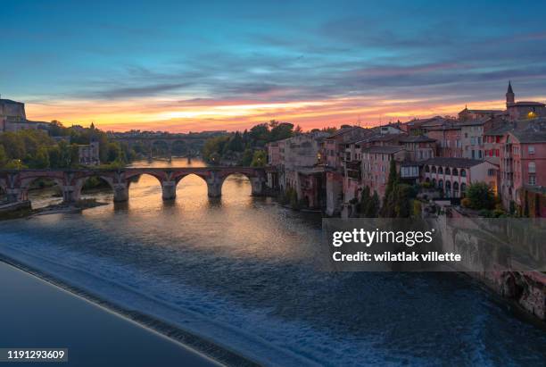 view at cathedral of saint cecilia of albi, france. early in the day and evening - casa azzurri on tour toulouse foto e immagini stock