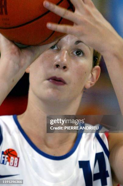 Photo de la joueuse de l'équipe de France, Elodie Godin, 18 ans, au cous du match France/Pologne, le 21 septembre 2003 à Pyrgos, lors du 29e...