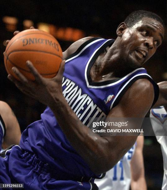 Sacramento Kings' forward Chris Webber drives against the Cleveland Cavaliers during the third quarter 26 November 2002 at Gund Arena in Cleveland,...