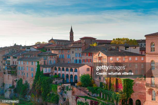 view at cathedral of saint cecilia of albi, france. early in the day and evening - casa azzurri on tour toulouse foto e immagini stock