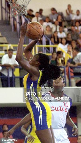 Geisa de Oliveira of Brazil tries to block in front of cuban, Yamilet Calderon, during the basketball game in the Women's American Cup IV in Sao Luis...