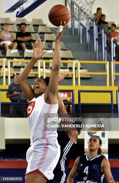 Canadian Tamara Sutton-Brown tries to get the ball from Noelia Mendoza in Sao Luis do Maranhao, Brazil. La canadiense Tamara Sutton-Brown intenta...