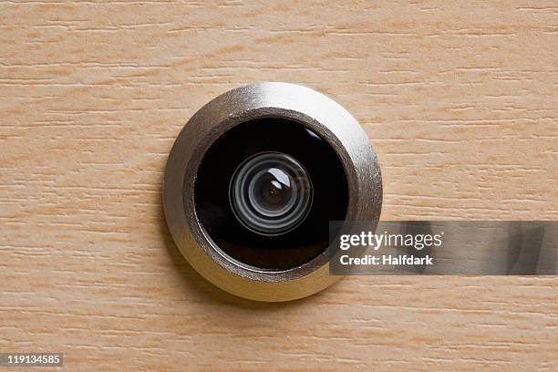 door peephole, extreme close-up - olho mágico - fotografias e filmes do acervo