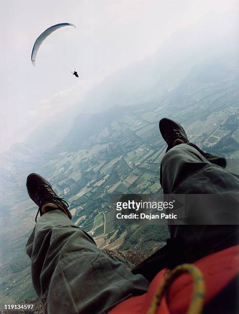 view of a man parasailing - parapente fotografías e imágenes de stock