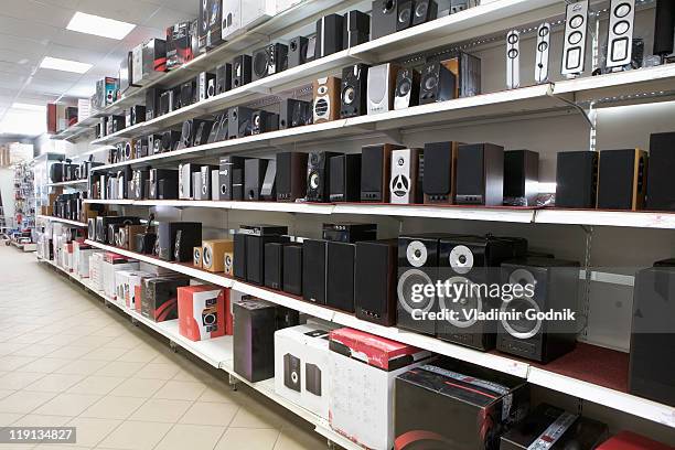 speakers on display in an electronics store - loja de produtos eletrônicos - fotografias e filmes do acervo