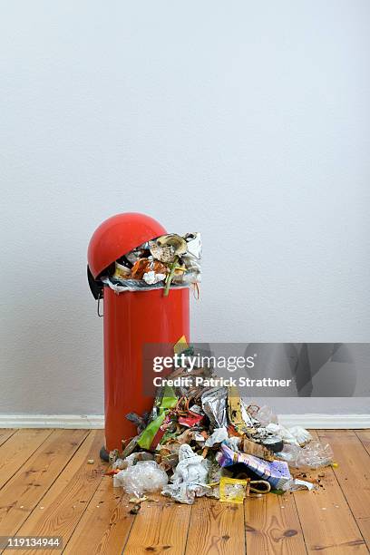 an overflowing garbage can of rotting food and recyclables - dirty floor stock-fotos und bilder