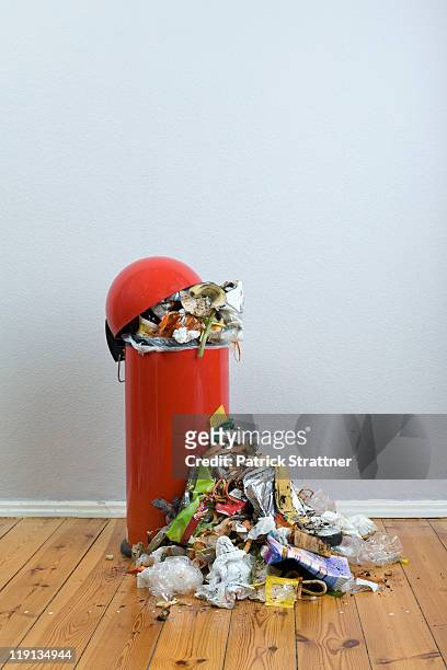 an overflowing garbage can of rotting food and recyclables - high up stockfoto's en -beelden