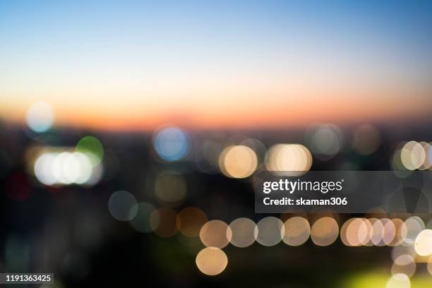 blurred colourful bokeh background - onscherpe achtergrond stockfoto's en -beelden