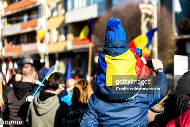 patriotic romanian people celebrating national romania day on city street - bandeira da roménia imagens e fotografias de stock