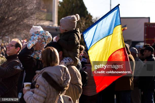 patriotic romanian people celebrating national romania day on city street - bandeira da roménia imagens e fotografias de stock