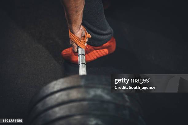 man weightlifting in gym - strap stock pictures, royalty-free photos & images