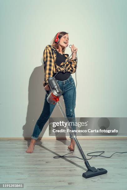 woman using vacuum cleaner - vacuum cleaner woman stockfoto's en -beelden