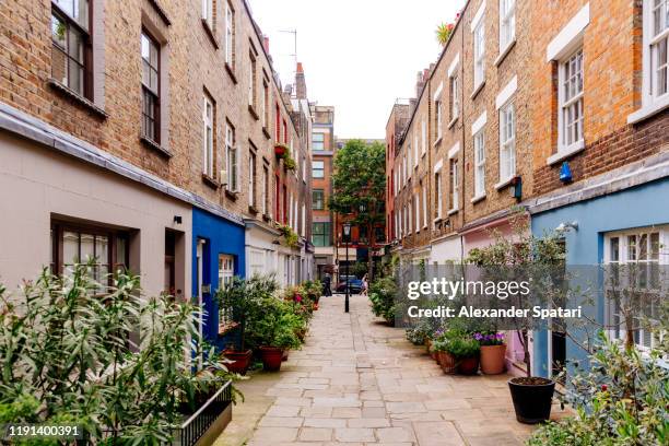 narrow street in fitzrovia district, london, england, uk - rua das flores - fotografias e filmes do acervo