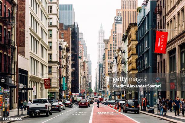 broadway and soho shopping district in new york city, usa - distrito financeiro de manhattan - fotografias e filmes do acervo
