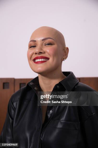 strong and beautiful - alopecia stockfoto's en -beelden