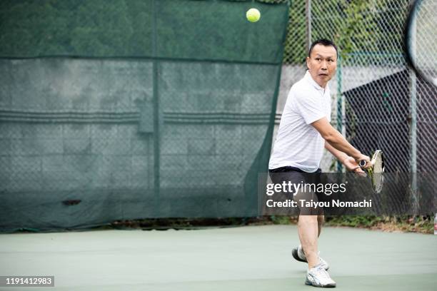 men concentrating on tennis practice - japanese tennis photos et images de collection