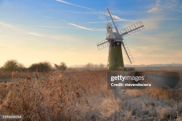 st benet's level windmill on a cold and frosty december morning - norfolk england stock-fotos und bilder