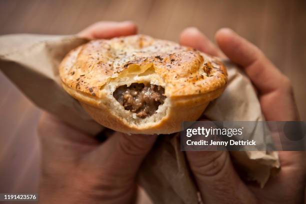 eating a meat pie - savory pie stockfoto's en -beelden