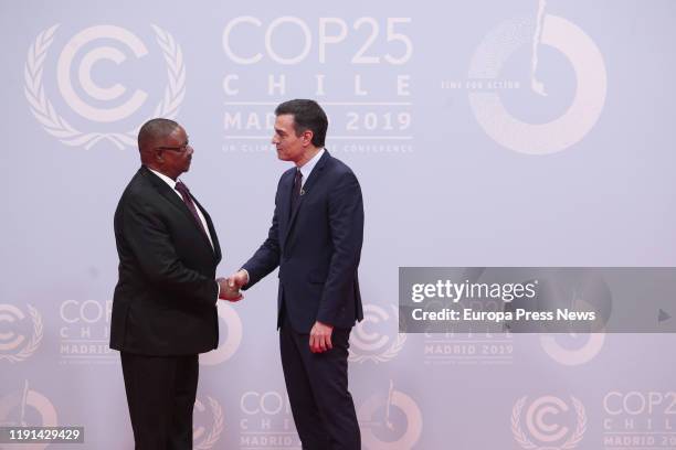 The acting president of the Government of Spain, Pedro Sanchez , greets the president of Malawi, Arthur Peter Mutharika , during the first day of the...