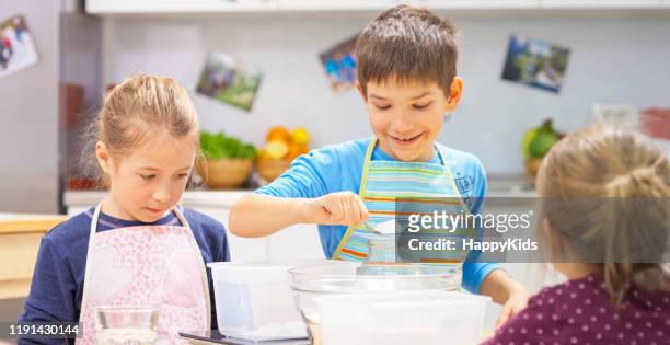 kinder kochen in der schule - children cooking school stock-fotos und bilder