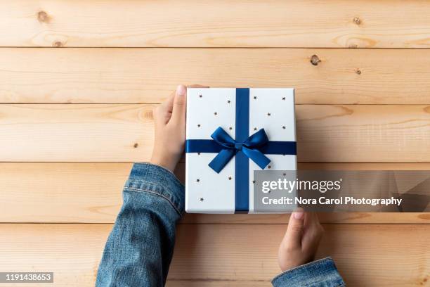 hand holding a gift box - gift box tag stock-fotos und bilder