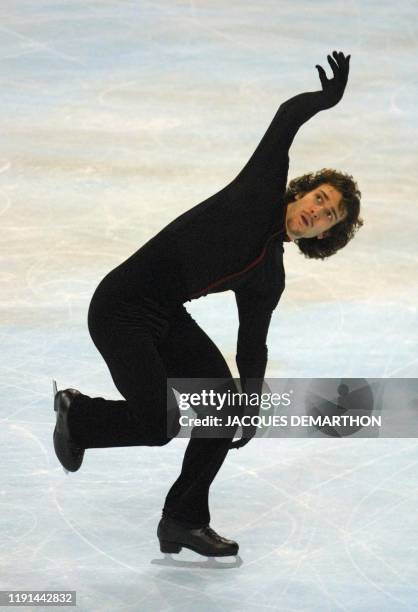 Le Français Gabriel Monnier présente son programme libre de l'épreuve hommes, le 25 novembre 2000 au Palais Omnisports de Paris-Bercy à Paris lors du...