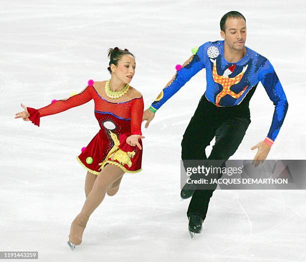 Les Français Sarah Abitbol et Stéphane Bernadis présentent leur programme court, le 15 novembre 2002 au Palais Omnisports de Paris-Bercy à Paris,...