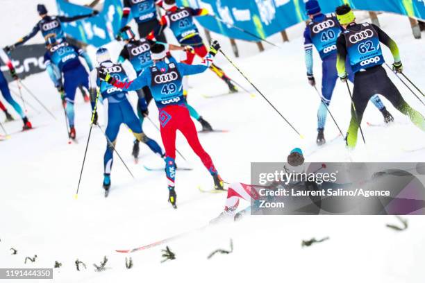 David Norris of USA crashes out during the FIS Nordic World Cup Men's and Women's Cross Country Classic Mass Start on January 3, 2020 in Val Di...