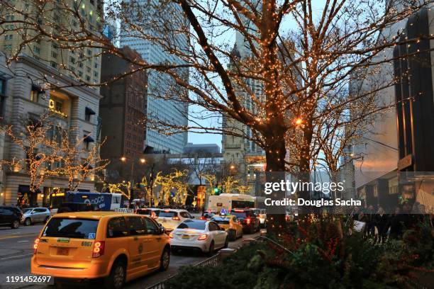 chicago michigan avenue in the chistmas season - magnificent mile imagens e fotografias de stock