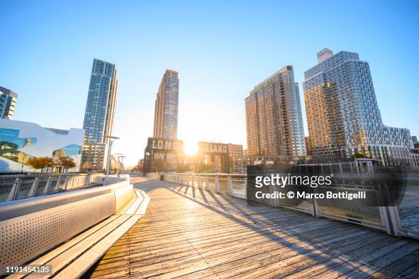 long island city piers at sunrise, new york city - long island stockfoto's en -beelden